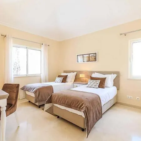 Sleeps 4 With Pool Air Con And Wifi *